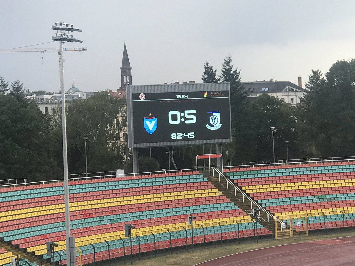 Augen reiben @BerlinerFV <a href="/ViktoriaBerlin/">Viktoria Berlin</a> <a href="/fckoeln/">1. FC Köln</a>