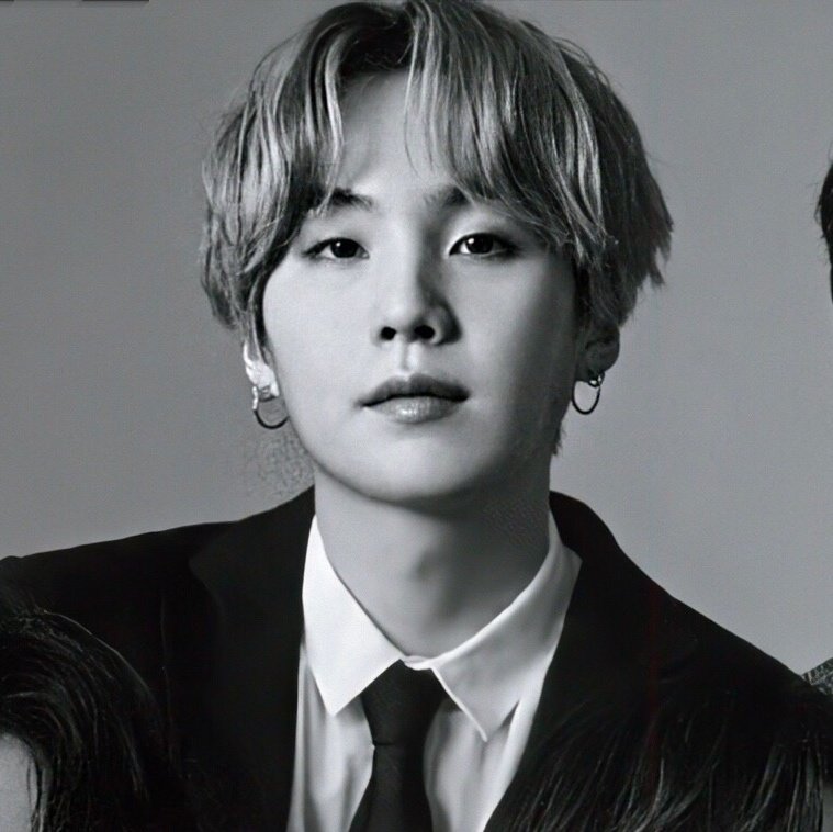 Yoongi putting models to shame; a thread