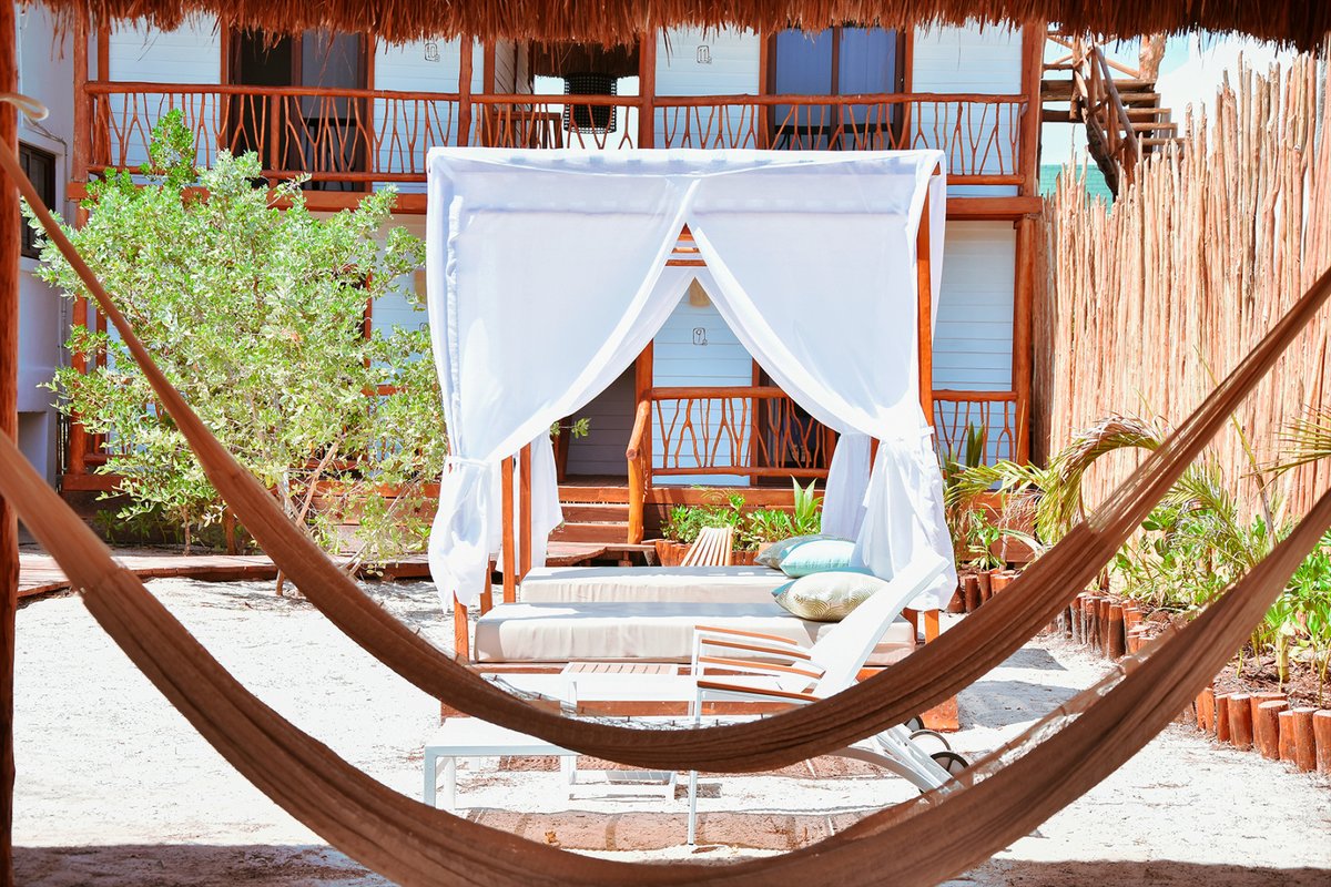 elholboxeno's tweet photo. Las instalaciones de Casa HX son de primera con una alberca bonita, un hermoso bar en su terraza con vistas increíbles, y un servicio de masajes para consentirte durante tu estancia.... https://t.co/sHCkls0swz https://t.co/ZS894pFGaw
