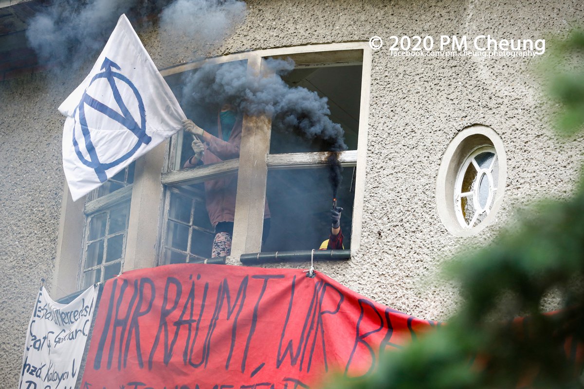 pm_cheung's tweet image. Hier die Bilder von der Besetzung der leerstehenden alten Musikschule in der Friedrichshagener Str. 8P in #Berlin-Köpenick: flickr.com/photos/pm_cheu…

UPDATE: 
Gegen 18.00 Uhr begann die Polizei mit der Räumung. Diese dauern aktuell noch an.

#b2208 #besetzen #muse8 #jugendbesetzt