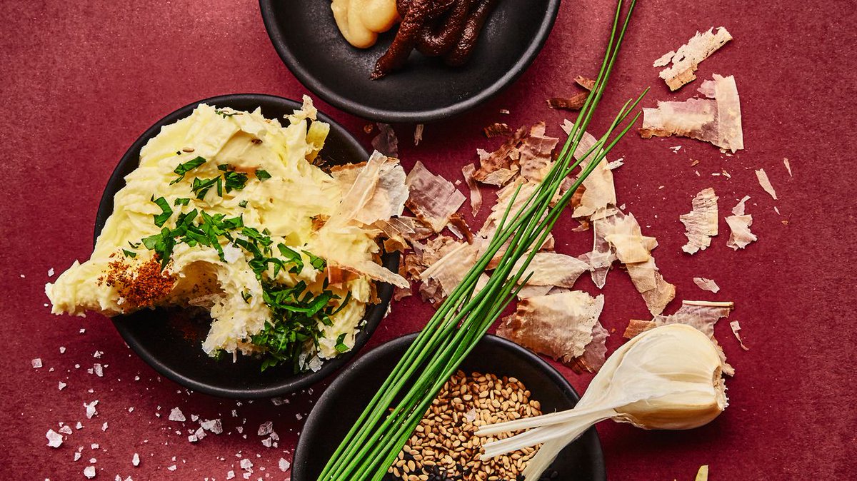 DasRezept's tweet photo. Kräuterbutter mit Miso und Sesam: Verleiht Brot, Gemüse und Fleisch eine feine asiatische Note. https://t.co/Gg6urFtGAP https://t.co/dp5rGU2nIq