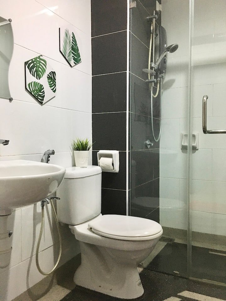 Homes Majestic Condo (RM113/night)RM113 for 6 pax, vv affordable!!  & they provide maps for you to visit tourist hotspot - Water filter, iron & washer- Free parking provided- Unlimited wifi & tv box usage- Wading pool & jacuzziMore details: https://www.airbnb.com/rooms/33671421?location=ipoh%20&source_impression_id=p3_1598114115_Pqn4Z3GcklAre%2FrC&guests=6&adults=6