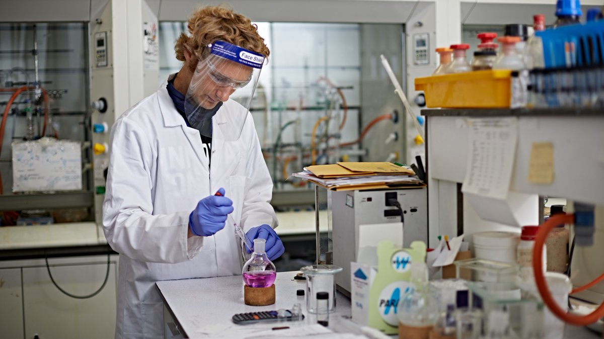 HuddersfieldUni's tweet photo. Some #HudUni @HUDSAS researchers returned to campus this week, meaning they can continue making progress with their world class #research in areas including #chemistry, #microbiology and #cancer research. They told us it was good to be back! @weloveresearch https://t.co/hWG7Ar7uSO