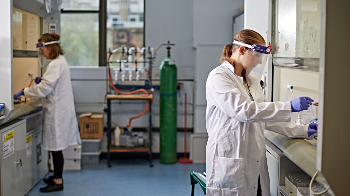 HuddersfieldUni's tweet photo. Some #HudUni @HUDSAS researchers returned to campus this week, meaning they can continue making progress with their world class #research in areas including #chemistry, #microbiology and #cancer research. They told us it was good to be back! @weloveresearch https://t.co/hWG7Ar7uSO