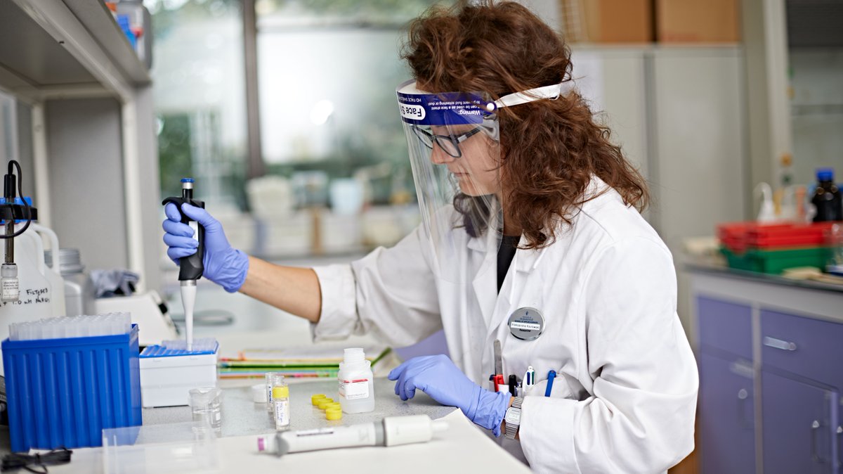 HuddersfieldUni's tweet photo. Some #HudUni @HUDSAS researchers returned to campus this week, meaning they can continue making progress with their world class #research in areas including #chemistry, #microbiology and #cancer research. They told us it was good to be back! @weloveresearch https://t.co/hWG7Ar7uSO
