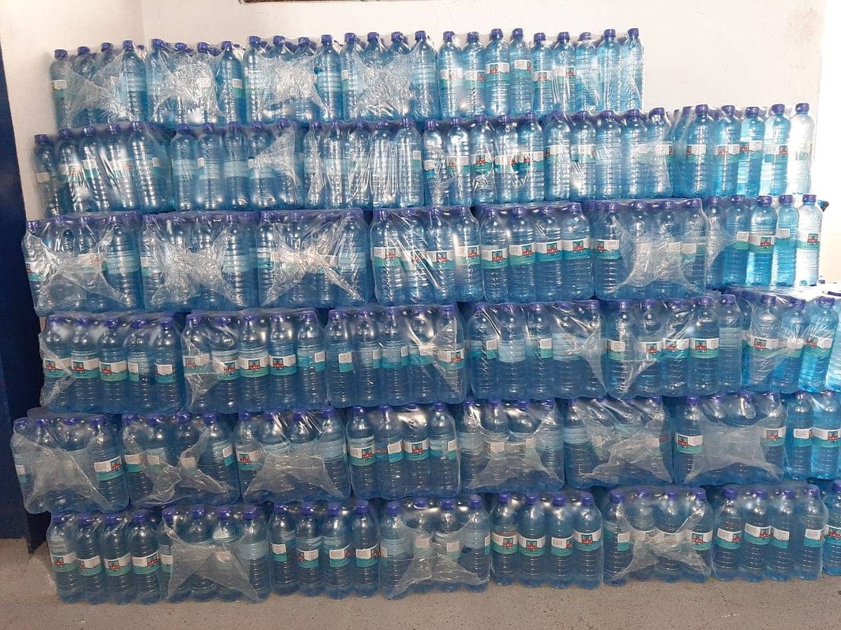 caasdrd's tweet photo. El Ing. @FellitoSubervi, Dir. gral de la CAASD, pone a disposición de la @PresidenciaRD y del @COE_RD unos 500 botellones y más de 25,000 botellitas de #AguaCAASD, para enfrentar eventuales consecuencias del paso de la #tormentaLaura por RD. #LlegandoyTrabajando https://t.co/C3NkegKbr4