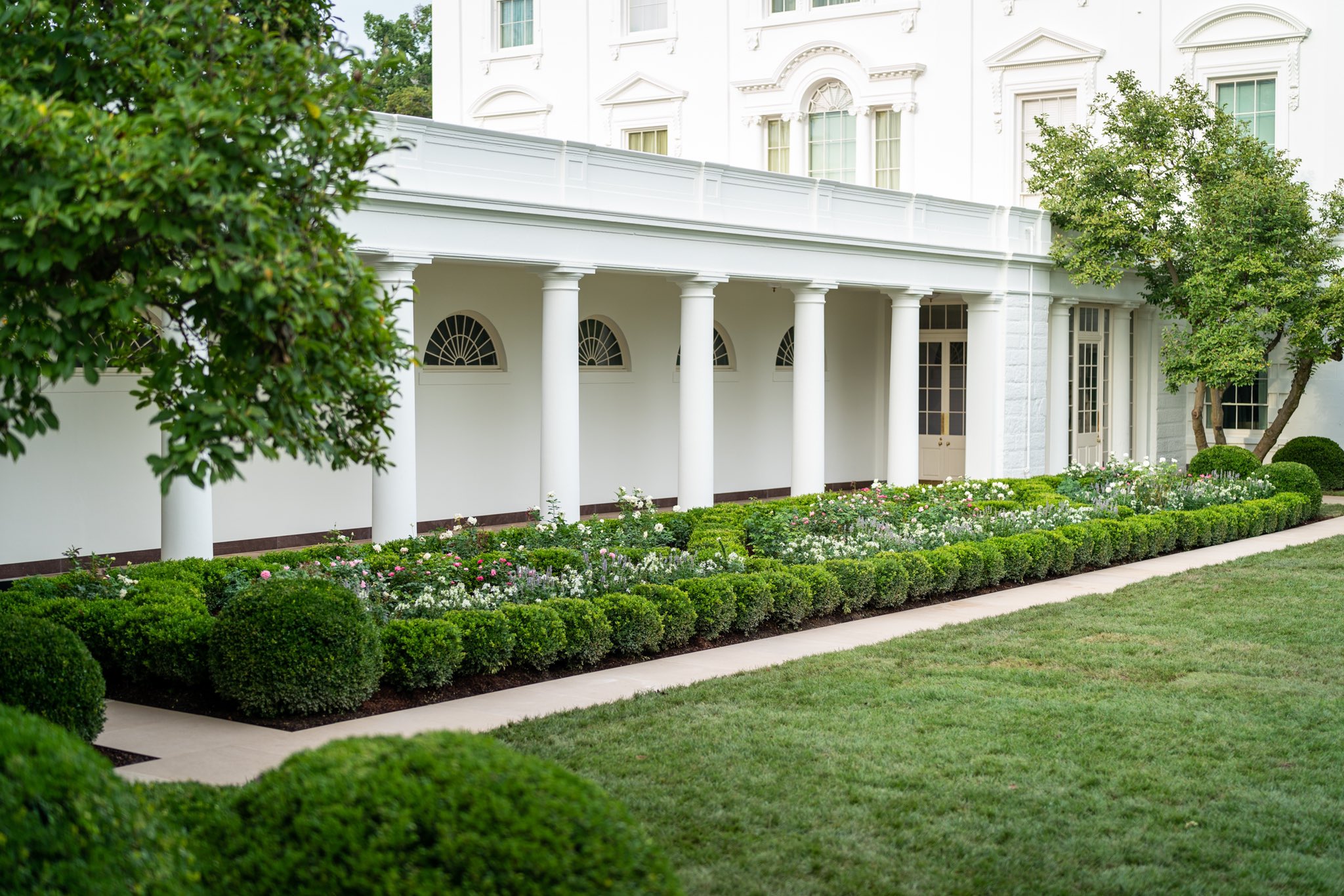 Melania Trump 45 Archived On Twitter Excited To Honor History Celebrate The Future In Our Beautiful Whitehouse Rose Garden This Evening Thank You To All Who Helped Renew This Iconic