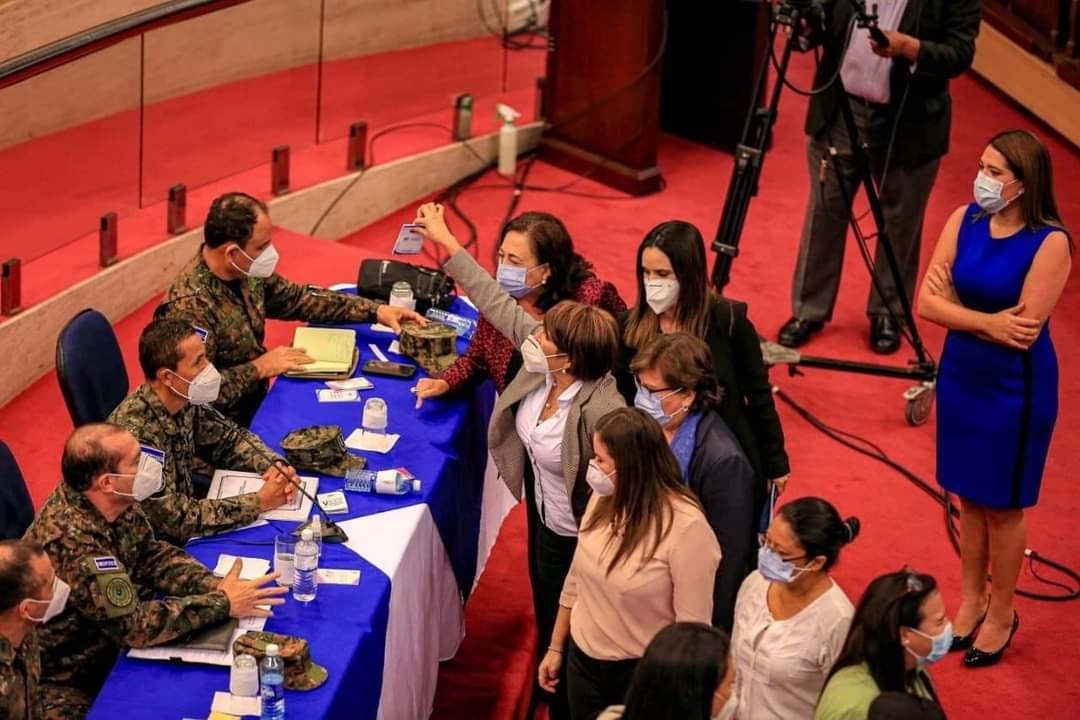 Esta es la clase de funcionarias que dan vergüenza.Cómo pueden pedir RESPETO si ni ellas conocen esa palabra. Me encantó la serenidad del Ministro <a href="/merino_monroy/">René Francis Merino Monroy🇸🇻</a> su ecuanimidad dejó de manifiesto quienes eran "los payasos" en ese "circo" y quienes los que defienden la verdad
