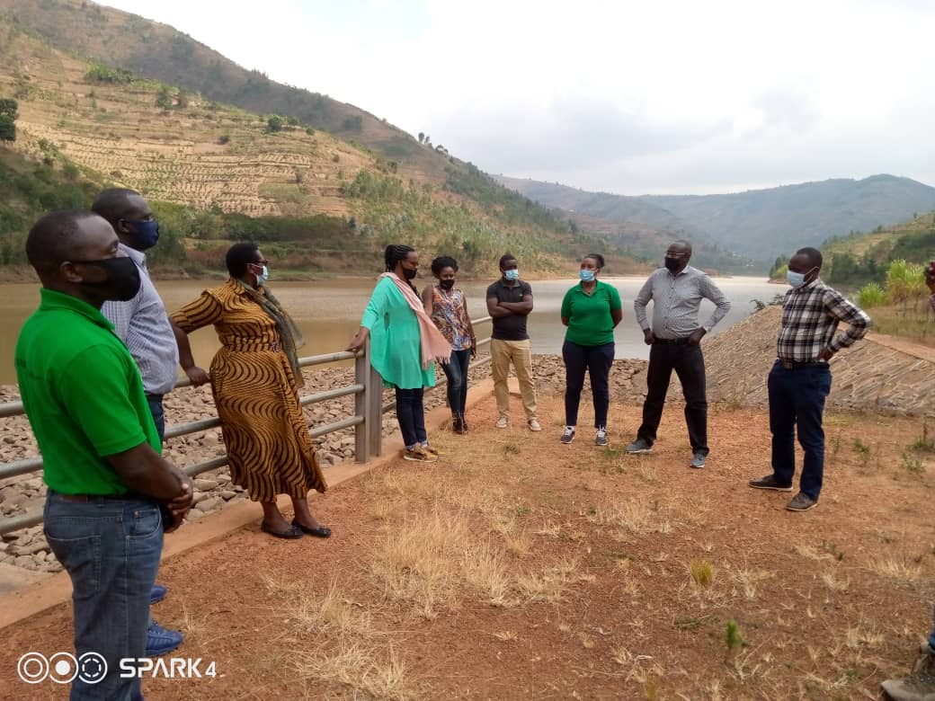 promulindwa's tweet photo. Today, in the framework of inter-district partnerships, with pleasure, we hosted the team of Councillors of @NyanzaDistrict and had fruitful exchanges about how @rulindodistrict & @SAIP_RCSP are valorizing #Muyanza agricultural scheme @RwandaAgri @RwandaAgriBoard https://t.co/hWPXHYi8sR