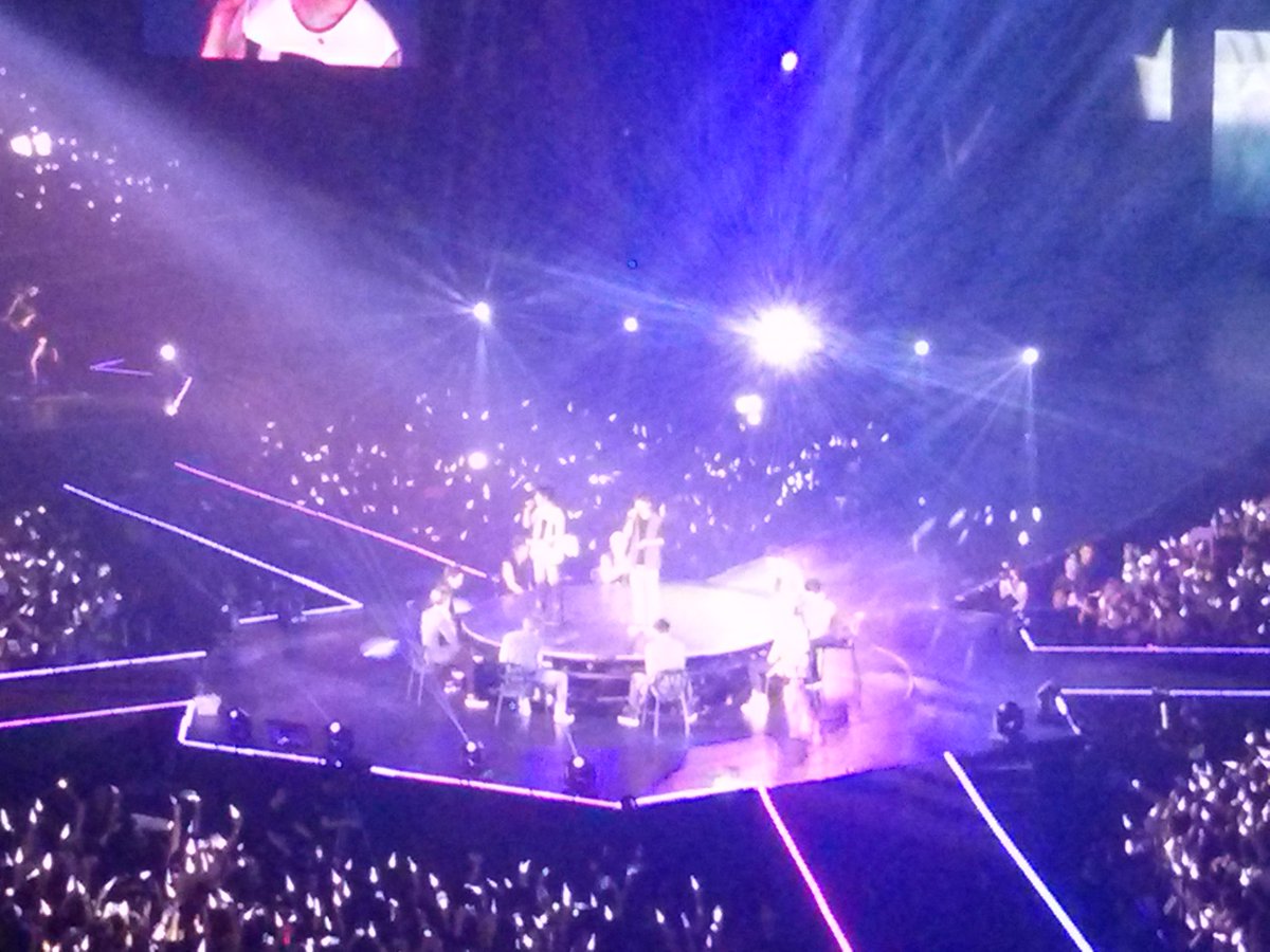 xiux_'s tweet photo. MEMORIES!!!!! first ever picture I took of baekhyun on my potato phone!! #TLPinSG https://t.co/0W6QxU5RB3
