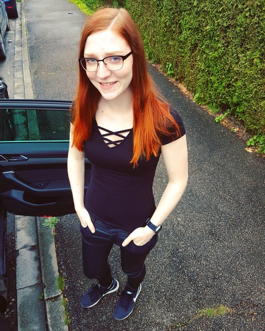 Hilfe, auf dem Foto seh ich aus wie ein Zwerg... WO IST MEINE AXT???   #redhead #redheadgirl #outside<a href="/tag/nike"class="tags"><span>#nike</span></a><a href="/tag/car"class="tags"><span>#car</span></a><a href="/tag/redhead"class="tags"><span>#redhead</span></a><a href="/tag/redheadgirl"class="tags"><span>#redheadgirl</span></a><a href="/tag/outside"class="tags"><span>#outside</span></a><a href="/tag/fi"class="tags"><span>#fi</span></a>