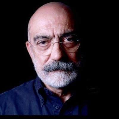 Az önce cıktım Silivri'den...

#AhmetAltan'dan direncin ne oldugunu ögrenerek.Ona o kadar doğal geliyor ki duruşu, buna direnmek bile demiyor.Zaten yeni romana başlamış, daha yeni bitirmişti diğerini.

Böyle yiğit bir adam, böyle büyük bir yazar 1421 gündür hapiste.