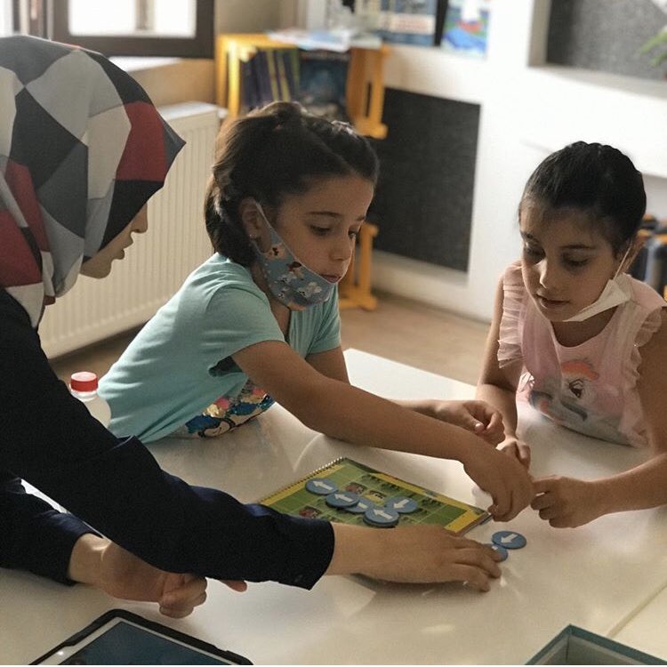 arirobotic's tweet image. Kod bloklarımızı tanıyıp Kodlambaç setimizle teknolojiyi sobeliyoruz 😊 #bilgisayarsızkodlamaetkinlikleri #kodlambaç #algoritmakodlama #üretençocuklaratölyesi #arttırılmışgerçeklikuygulaması #bloktabanlıkodlama