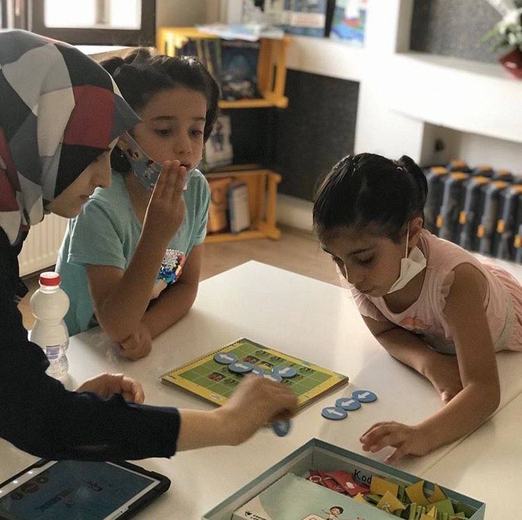 arirobotic's tweet image. Kod bloklarımızı tanıyıp Kodlambaç setimizle teknolojiyi sobeliyoruz 😊 #bilgisayarsızkodlamaetkinlikleri #kodlambaç #algoritmakodlama #üretençocuklaratölyesi #arttırılmışgerçeklikuygulaması #bloktabanlıkodlama