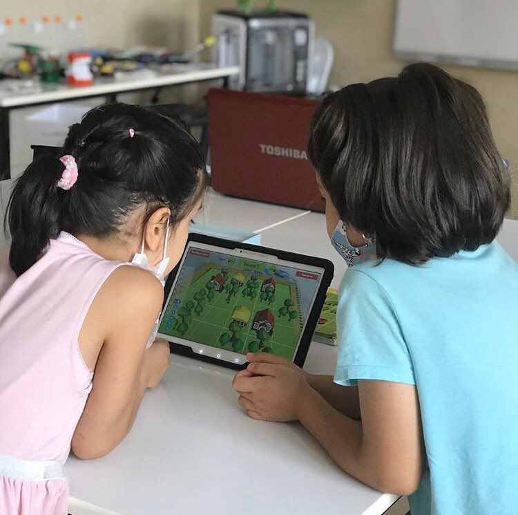 arirobotic's tweet image. Kod bloklarımızı tanıyıp Kodlambaç setimizle teknolojiyi sobeliyoruz 😊 #bilgisayarsızkodlamaetkinlikleri #kodlambaç #algoritmakodlama #üretençocuklaratölyesi #arttırılmışgerçeklikuygulaması #bloktabanlıkodlama