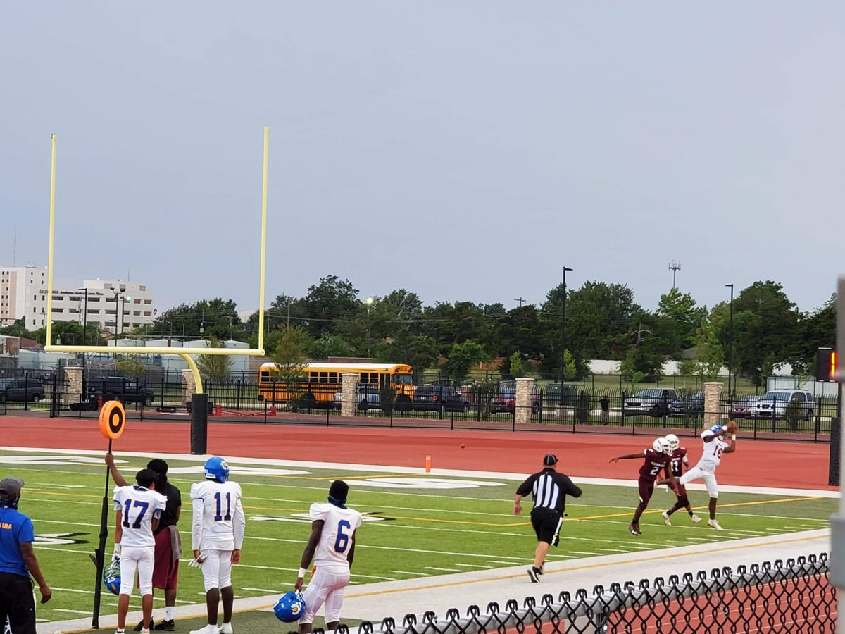 sas_classen's tweet photo. Jr QB Mharriq Keith poised in the pocket delivered a nice pass to Fr Elijah Green who toe tapped along the sidelines. #cometcity https://t.co/f70KXXKlN3