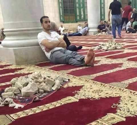 In Palestine, the worshipers have placed stones in the mosque to defend against the Israeli army's attack with stones or may Allah Almighty help the Muslims. Amen. @Free_Pales2020 #Palestine