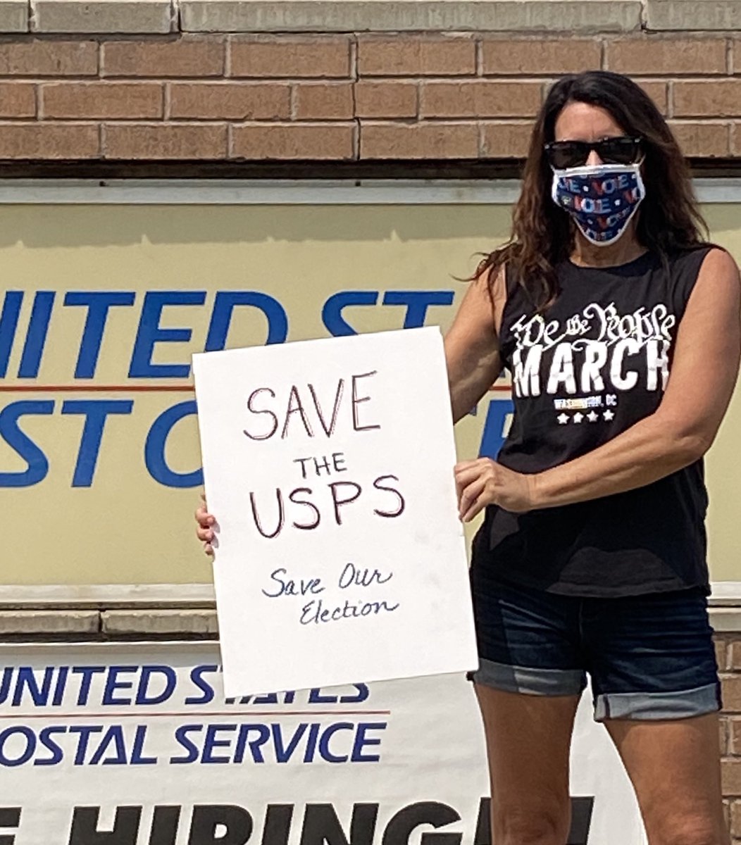 Kaybluedevil22's tweet image. ⁦@waltshaub⁩ #USPSProtests Denver  lots of people and EVERYONE is honking in support!