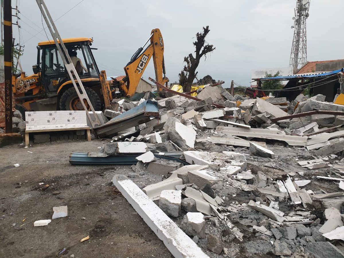 અંજારમાં વરસાદી પાણીના નિકાલ ને અવરોધતા સરકારી જમીન ઉપરના મોટી સંખ્યામાં ગેરકાયદે દબાણો દૂર કરવામાં આવ્યા તેમજ સરકારી જગ્યા પર થયેલ ગેરકાયદે કોમર્શિયલ દબાણો પણ હટાવી કિમતી સરકારી જમીન દબાણ મુક્ત કરવામાં આવી.
<a href="/pkumarias/">Pankaj Kumar</a> @CollectorKutch <a href="/VasanbhaiGAhir/">Vasanbhai G. Ahir</a> @Bhujmahiti <a href="/InfoGujarat/">Gujarat Information</a>