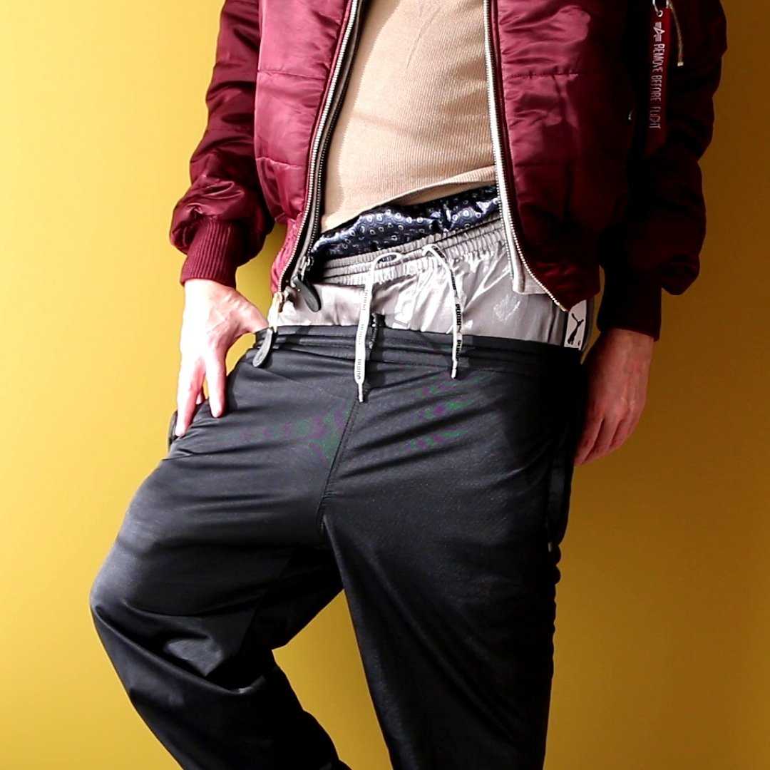 ledger_phoenix's tweet photo. Double sagging. #sagger #sagging #satinsagger #gaysagger #nylonshorts #doublesag #saggingtrackies #bomberjacket #nylonlover #phoenixledger #gayboy #LGBTQ #fetishboy #shinyshorts https://t.co/HZoLRbEuAK