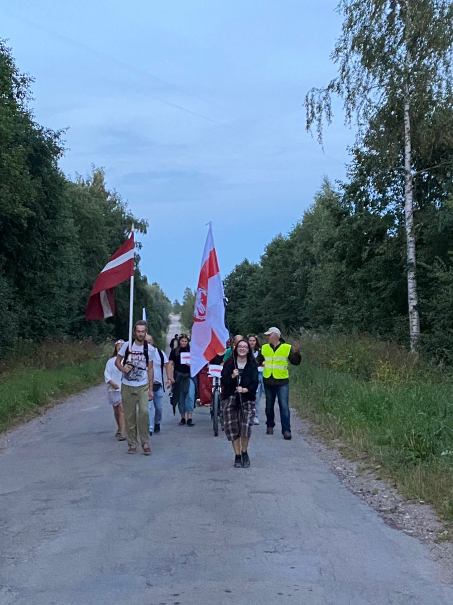 free_Belarus_lv's tweet image. 🤍❤️🤍Lūk, šādi šovakar sākās solidaritātes gājiens gar Baltkrievijas robežu, kas noslēgsies rīt Krāslavas novada Piedrujā. 
#FreedomWay 
#ЖывеБеларусь