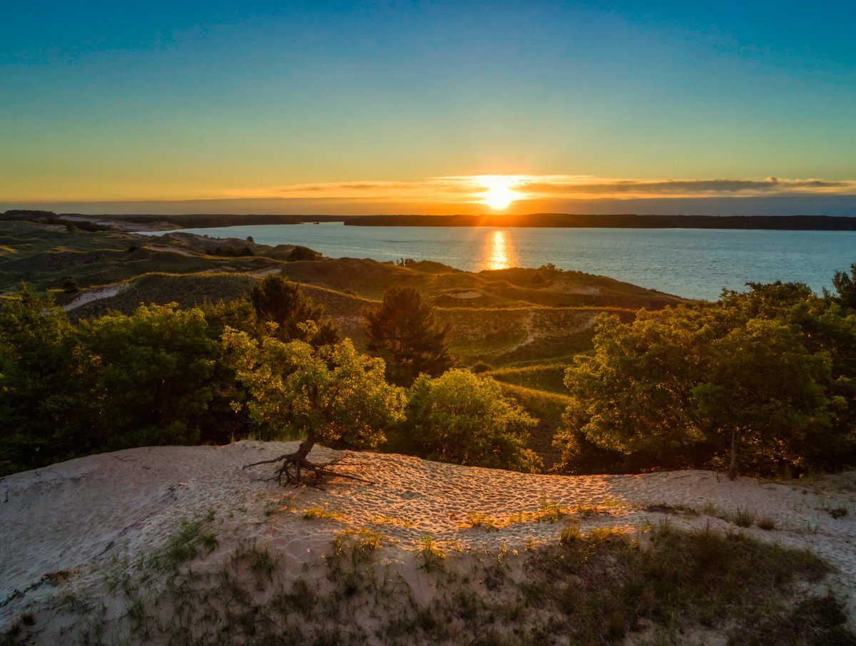 AptVantage's tweet photo. Watching the sun come up over Hamlin Lake from the the dunes close to where the Ridge and Island trails meet was the break from the monotony I needed to recharge my batteries.

#ludington #pureludington #michiganphotography #michigansunrise #puremichigan #sunrise https://t.co/qVasOlf96C