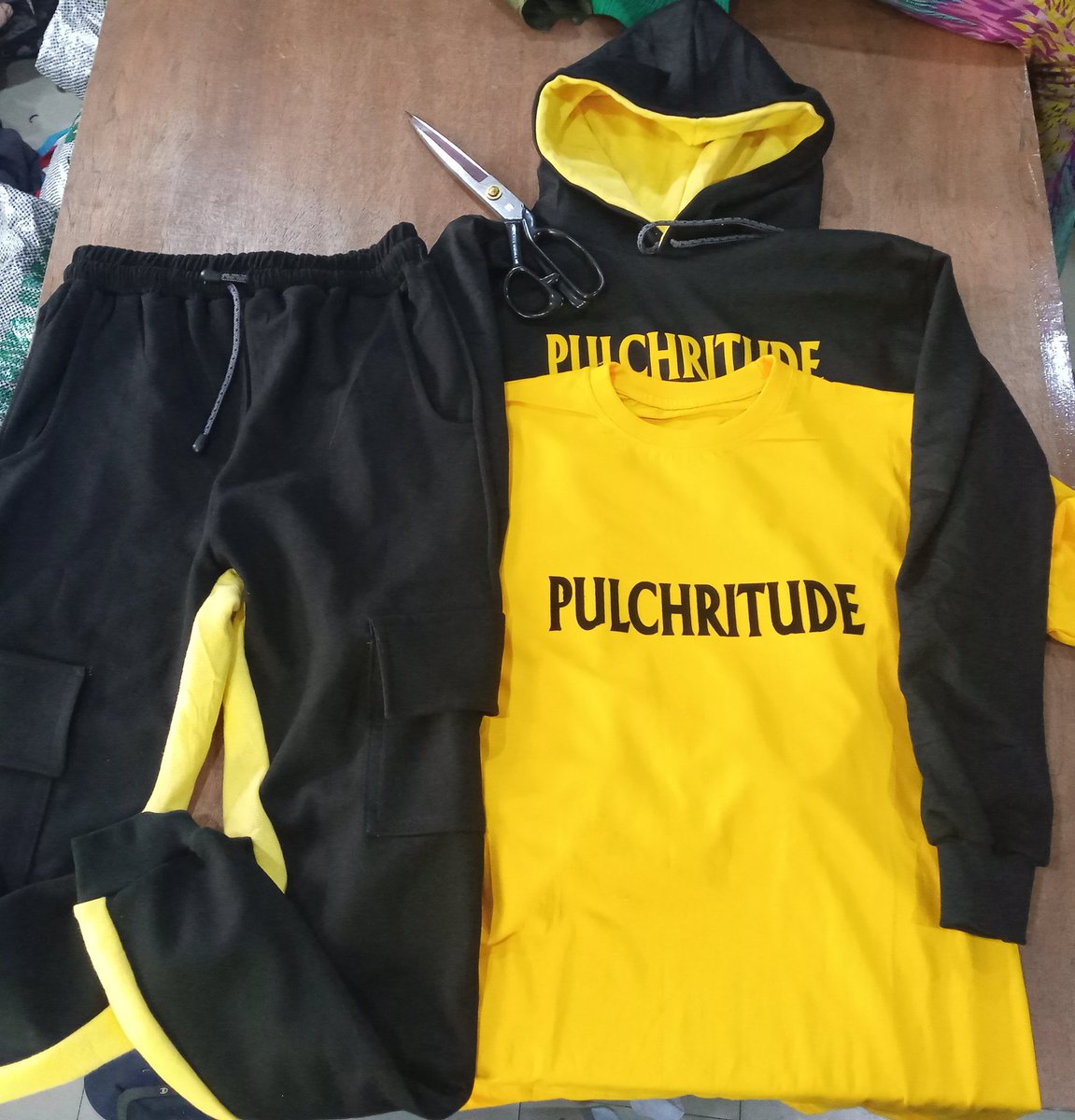 aces_ex's tweet photo. "PULCHRITUDE" she said... Always a BEAUTY to behold. Yellow is the new Gold

#arewa #arewafamily #arewabride #hoodie #pulchritude #beauty #yellow #black #aces #madeinnigeria🇳🇬 #madeinaba https://t.co/noEzMkMqqU