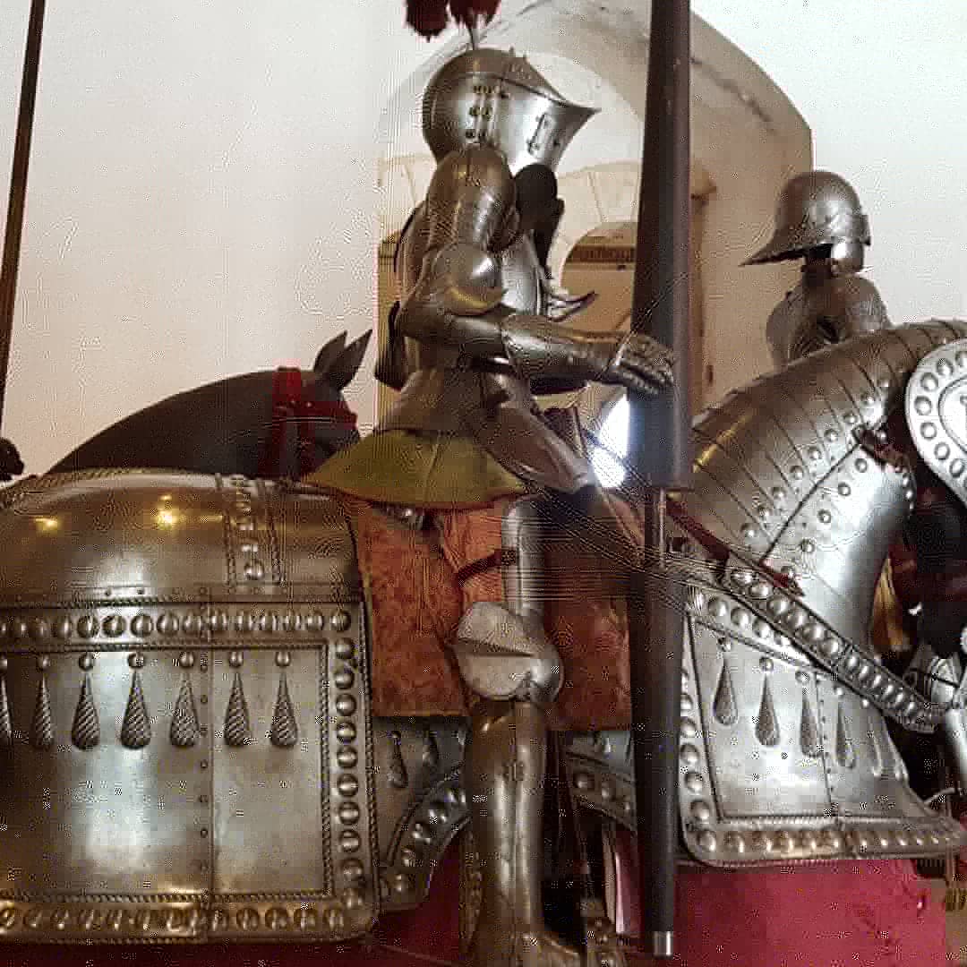 BlueGogglesVR's tweet photo. The 𝗩𝗜𝗥𝗧𝗨𝗔𝗟 𝘃𝘀 𝗥𝗘𝗔𝗟.
Virtual armour in "Deus Vult" vs real armour in "El Alcázar de Segovia".
In this case I compare old armours, which are pretty different from armours on games!
#virtualvsreality #realvsvirtual #medievalarmour #virtualvsreallife #realityvsvirtual https://t.co/q2BkEqiHUv
