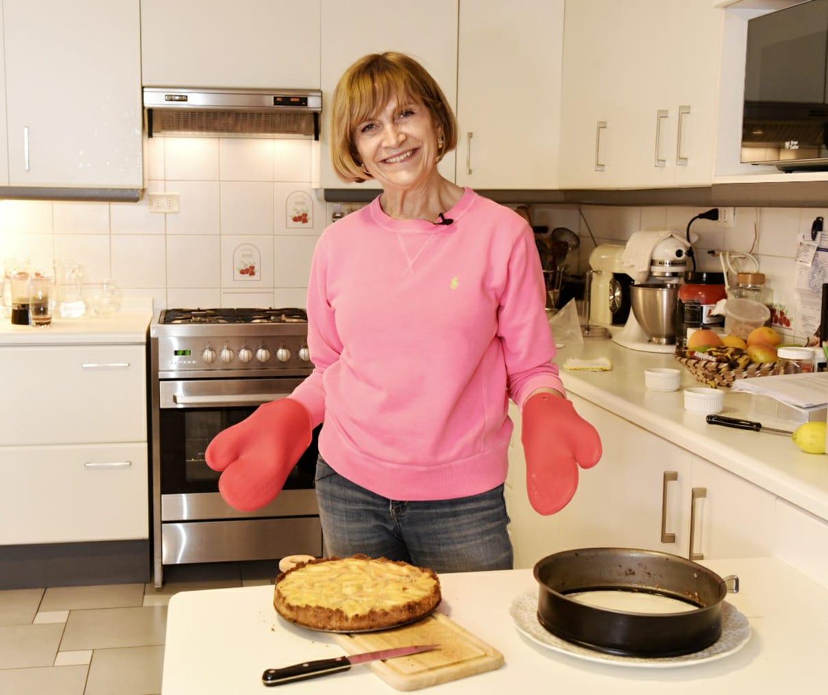 evelynmatthei's tweet photo. Lo prometido es deuda, durante la próxima semana les subiré la receta del Kuchen que hice en #LaDivinaComida, se mueren lo rico y fácil que es, así que atentos 👀 Les comparto algunas fotos para que se antojen 😅 https://t.co/T9vGV7xSOk