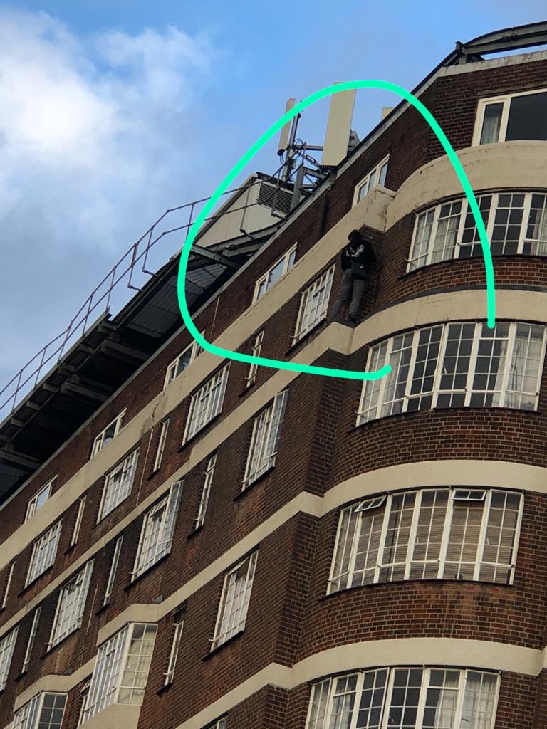 faheemctg's tweet photo. Today in #Chelsea someone try to #jump from the building and 12 hour still his out there. https://t.co/ieX3u7GESC