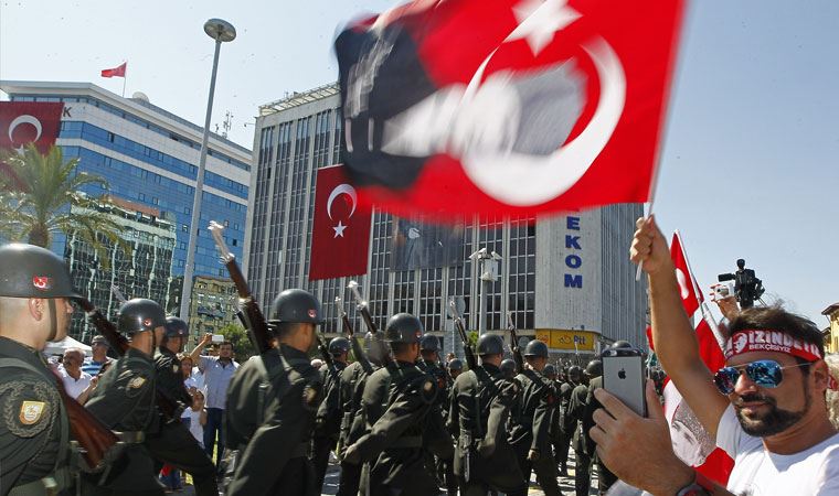ErtugrulFilizay's tweet photo. İçişleri Bakanlığı, 81 il valiliklerine gönderdiği genelge ile 30 Ağustos Zafer Bayramı Etkinlikleri’ni "Pandemi" gerekçesiyle yasaklamış...

AVM'lerde bulaşmaz...
Turistik tesislerde bulaşmaz...

Ama
30 Ağustos etkinliklerinde bulaşır...! https://t.co/FncmyuwLPS
