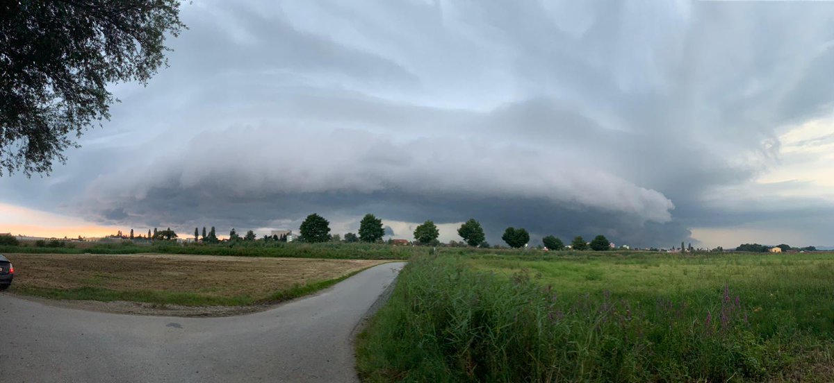 StormAustria's tweet photo. Die Grazer #Multizelle als #Panorama aufgenommen bei #Kalsdorf
#stormscience #stormchasing #Gewitter #Unwetter #Shelfcloud https://t.co/DUKc5gSY7P