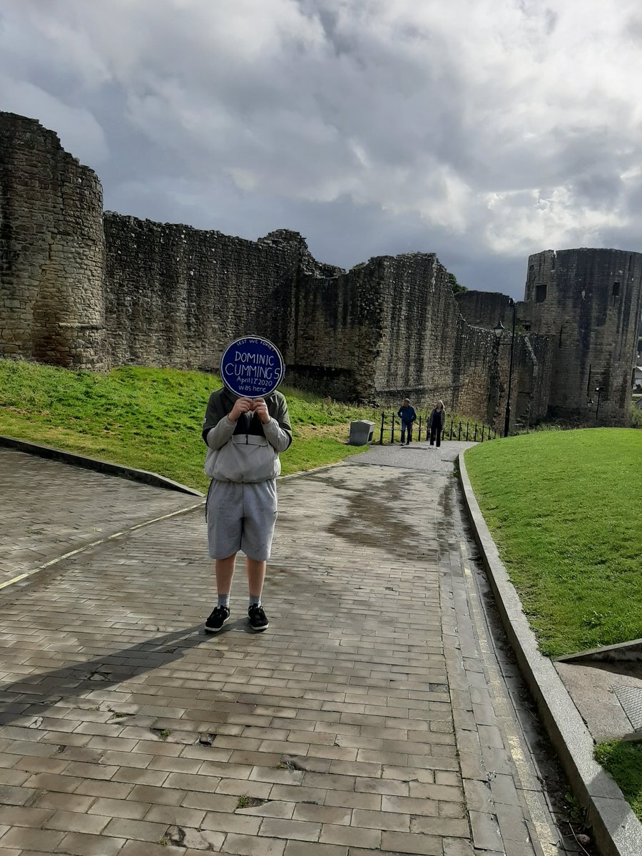 Lynnsett1's tweet photo. Called at Barnard Castle today, so in anticipation, I stitched this blue plaque commemorating Dominic Cummings visit there in April in the midst of lockdown #COVID19 #hypocrite #DoubleStandards #historyinthemaking #StitchingTghr #handmade #womensart https://t.co/MnsTMQPOed