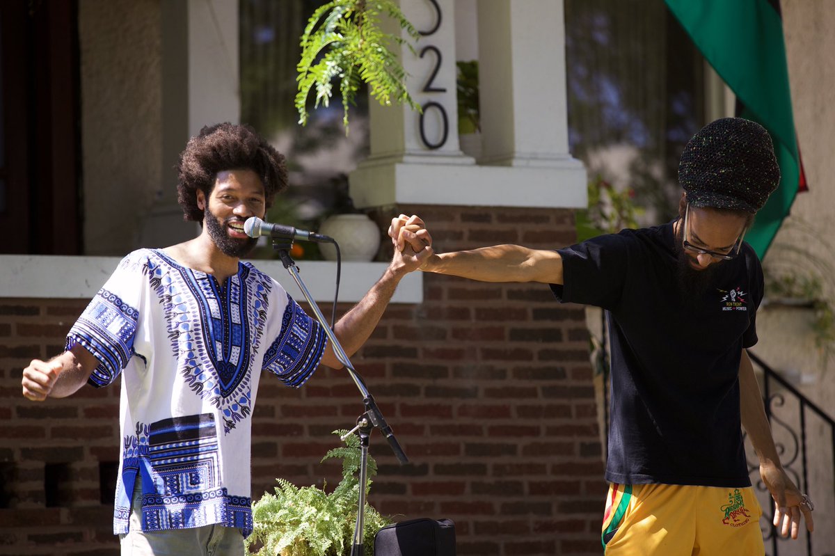 vashon_photo's tweet photo. South Shore residents were in for a treat, with a series of #BackAlleyJazz sets by the #HPJC2020 #Chicago @HydeParkJazz 

Back Alley Jazz is inspired by the original jazz alley jams that took place in various locations on the South Side in the 1960s and 70s. https://t.co/JwwPPIODVH