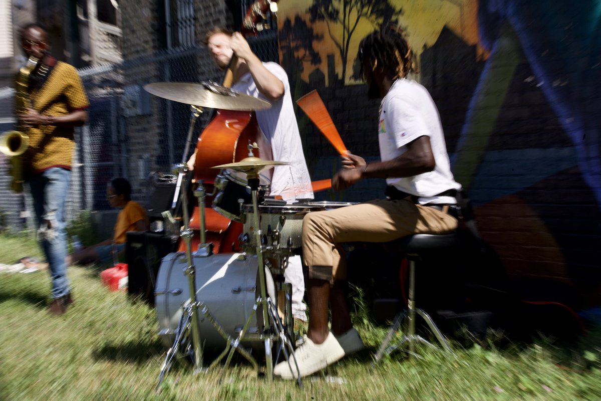 vashon_photo's tweet photo. South Shore residents were in for a treat, with a series of #BackAlleyJazz sets by the #HPJC2020 #Chicago @HydeParkJazz 

Back Alley Jazz is inspired by the original jazz alley jams that took place in various locations on the South Side in the 1960s and 70s. https://t.co/JwwPPIODVH