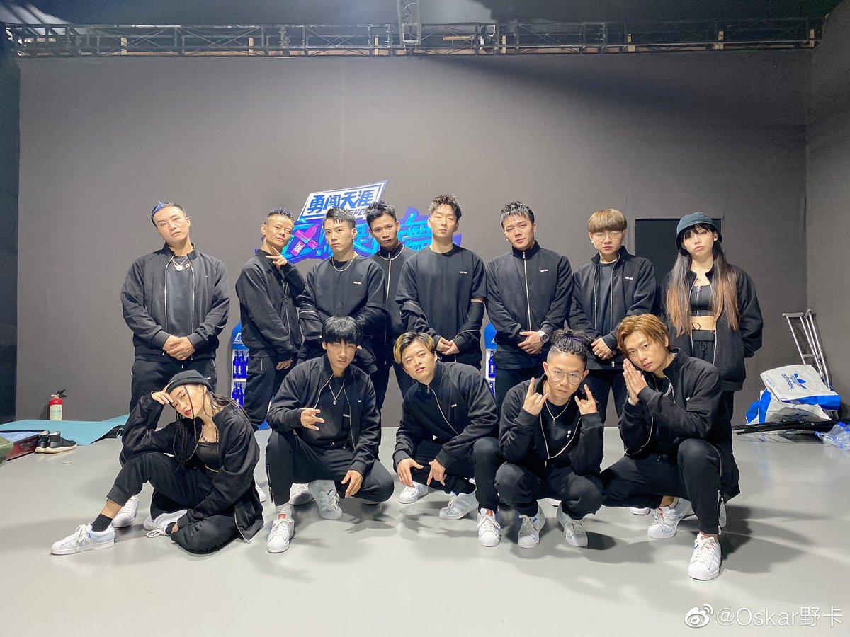 JacksonWGlobal's tweet image. [WEIBO] [#TeamLookThisWay] 200823 Oskar野卡

“Thanks Jia ge for giving me a chance at auditions
Also very happy to join Jia ge’s team
Even though I’ve been eliminated, I’ll work hard to return
As long as my teammates need me, say the word and I’ll come!
Handsome!”

#JacksonWang