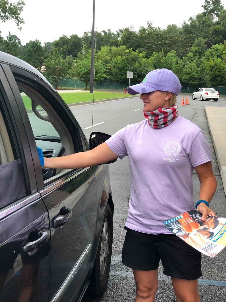 lanierfamcom1's tweet photo. Community Day Drive Thru was a complete success. We handed out 340 bookbags to kids in Lanier County. The students also received apples &amp; granola bars from Southside along with Flatlander t-shirts, Census info 4H &amp; The Haven info #SaturdayMorning #communityday @gafcpNews https://t.co/vX6U1eFid2