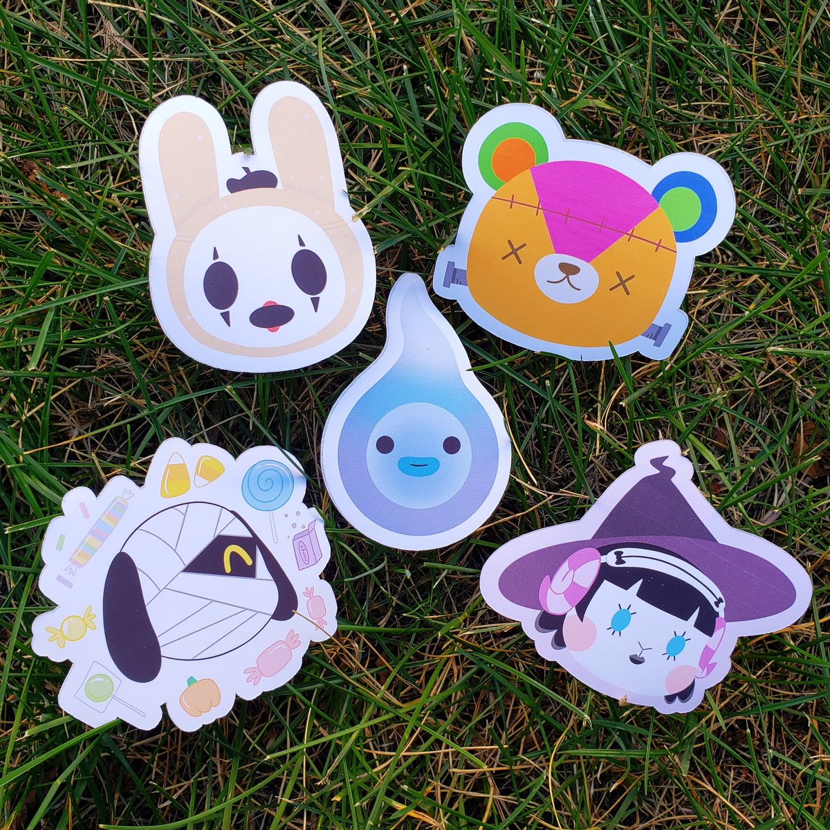 sugarbeeart's tweet photo. Making a collection of Animal Crossing Halloween stickers - here's a few of them! I have a few more planned out too, more to come 🥰
#stickers #art #acnh #halloween https://t.co/34qt84UDxk