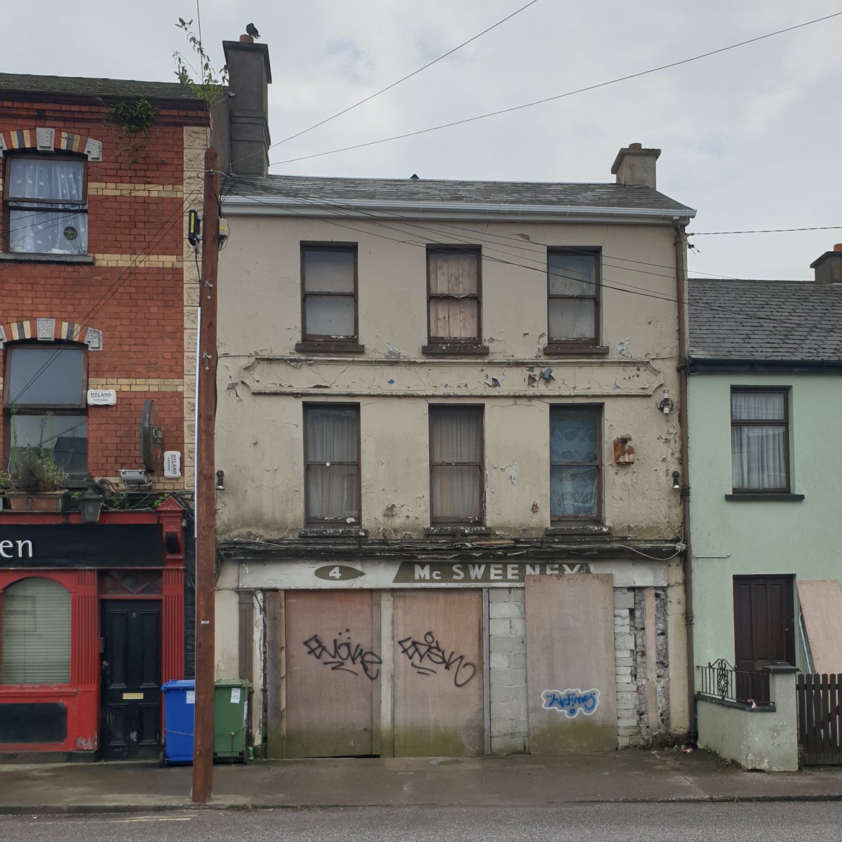 another character empty property Cork city, this one a former pub has so many nice featuresshould be someones home, work, community spaceso sad to see so many derelict, vacant, crumbling properties across Ireland #not1home  #HeritageWeek  #homeless  #respect  #pfg  #meanwhileuse