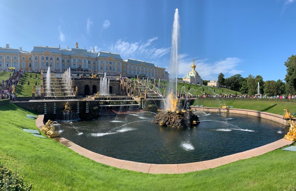 We took a boat to Peterhof Palace:4/x