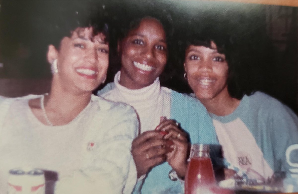 5/ For Harris' Alpha Kappa Alpha line sisters (the class of women who joined the sorority together), the bond is even stronger. "Through it all she has been, to us, our line sister Kamala."  http://bit.ly/3l1fnHj 