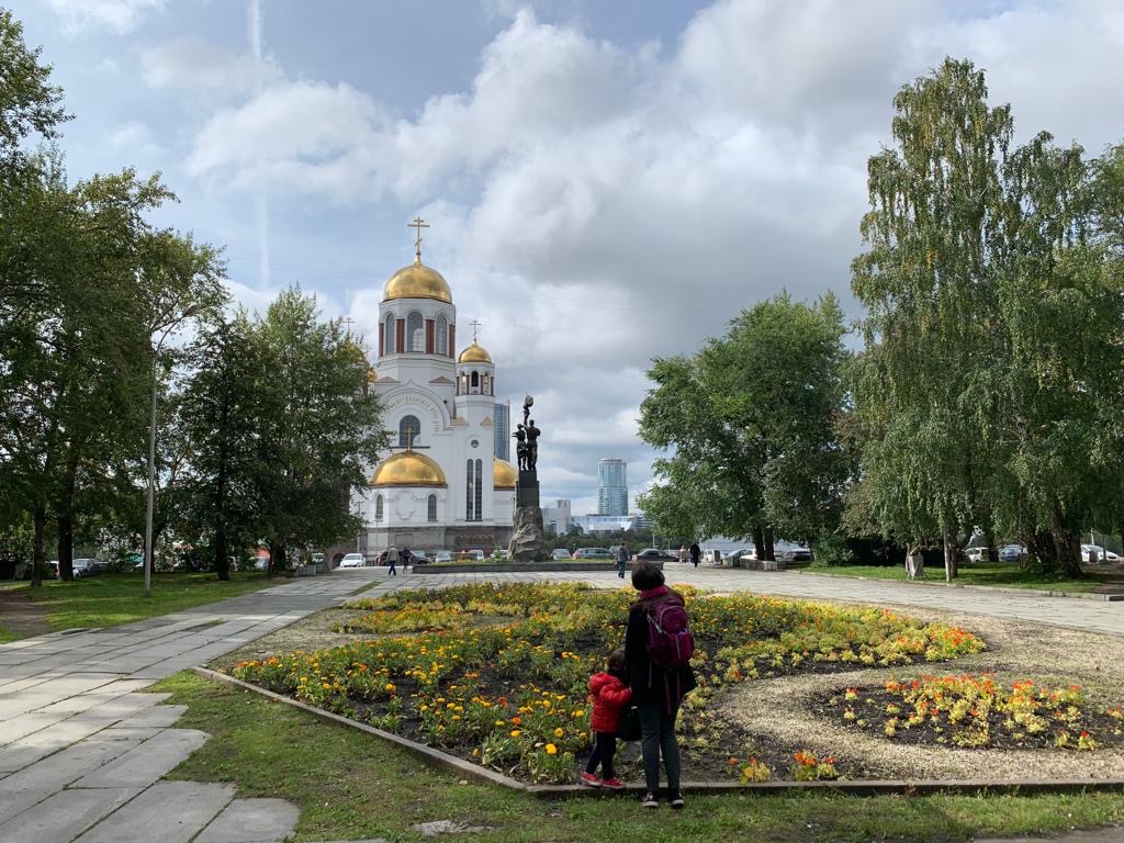 We then made our way to Yekaterinburg, which is east of the Ural Mountains & is best known for its "Church on the Blood," built in the early 21st century on the site of the 1918 Romanov executions:7/x