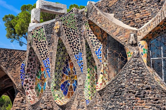 E faltou citar que muito se assemelham às obras de Antônio Gaudí, arquiteto catalão, que entre 1880 e 1930 produziu diversas obras com uso de cacos de cerâmica.Mas teria Gaudí inventado o caquinho daqui? Hm 