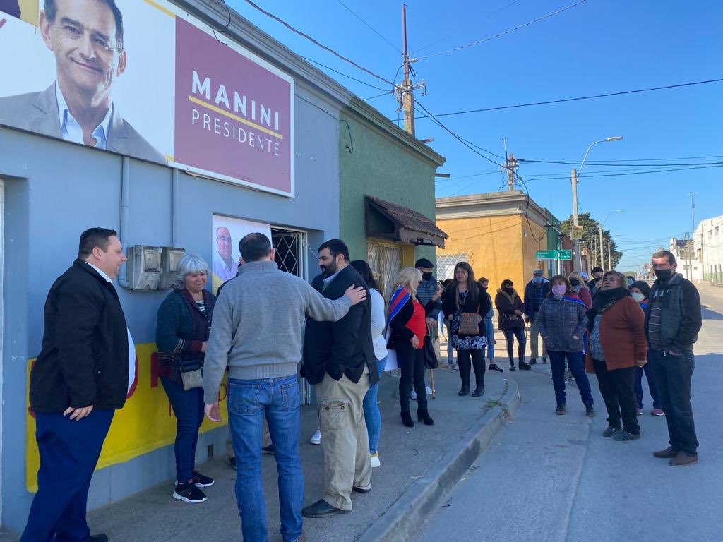 APerrone510's tweet photo. Lanzamiento de la candidatura al Municipio de Pando, de nuestro amigo Jorge Galván con la visita de los Senadores @raul_lozanob y Guillermo Domenech.
@Cabildo_UY https://t.co/Siq5Dp5eDR
