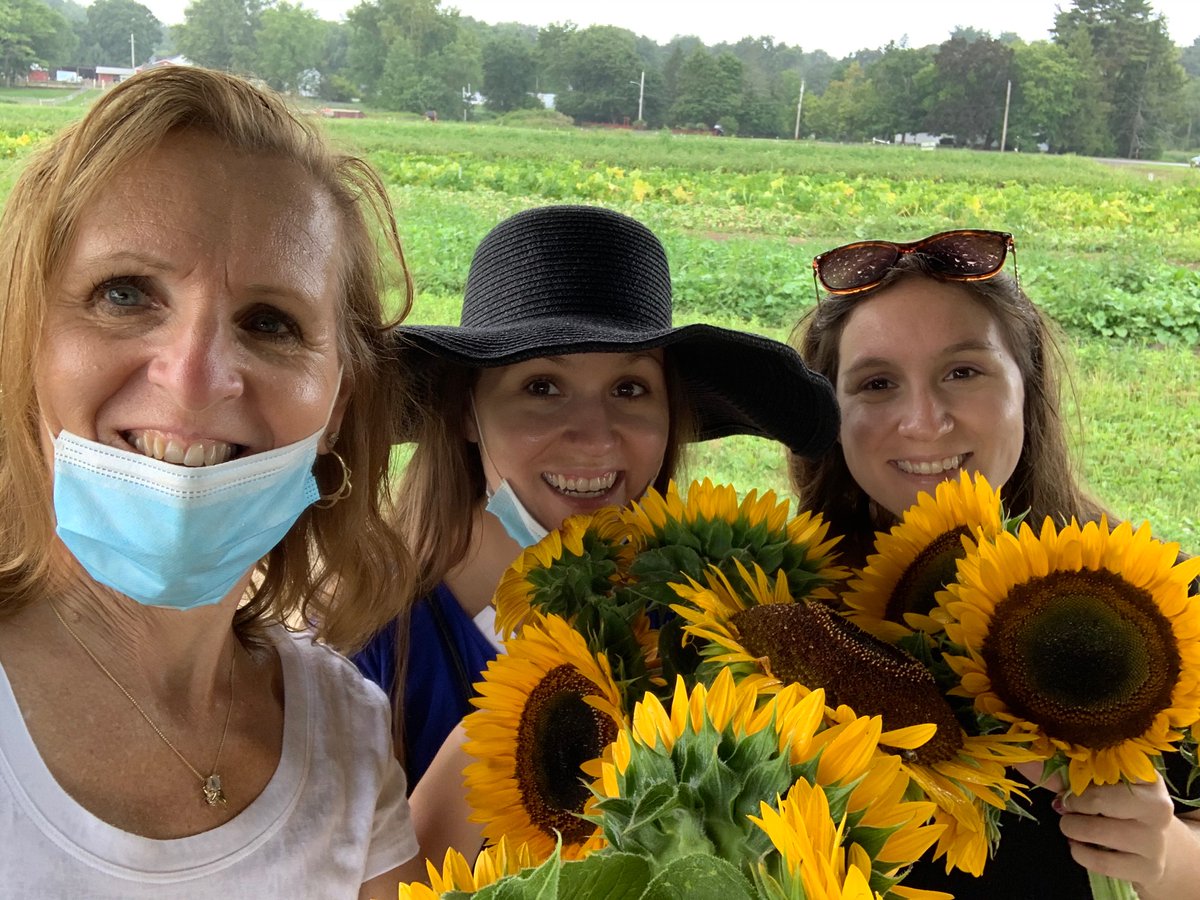 heidibthree's tweet photo. Sunflowers on a rainy day! Supporting the little kiddos at @EmersonHospital 

#PetalsforPediatrics #sunflowers https://t.co/QJfbcpPxSK
