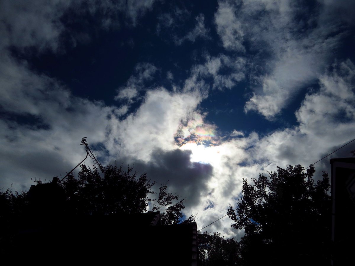 angegarrod's tweet image. Skies today with a nice patch of #iridescence #clouds @CloudAppSoc  @BBCWthrWatchers  #opticaleffects #atmosphericoptics @StormHour