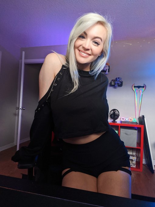 Watch Danielle DeNicola's leaked NSFW photo on TwXstars