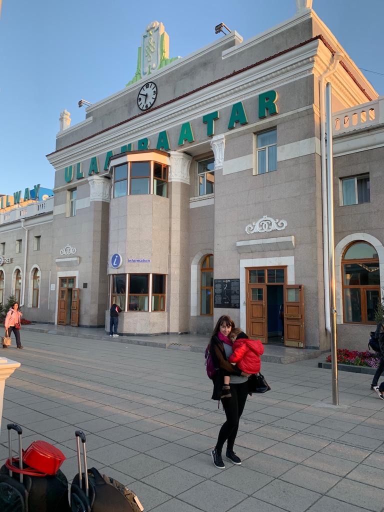 Then we took a train down to Ulaanbaatar (& it took ages to cross the Russia-Mongolia border):13/x