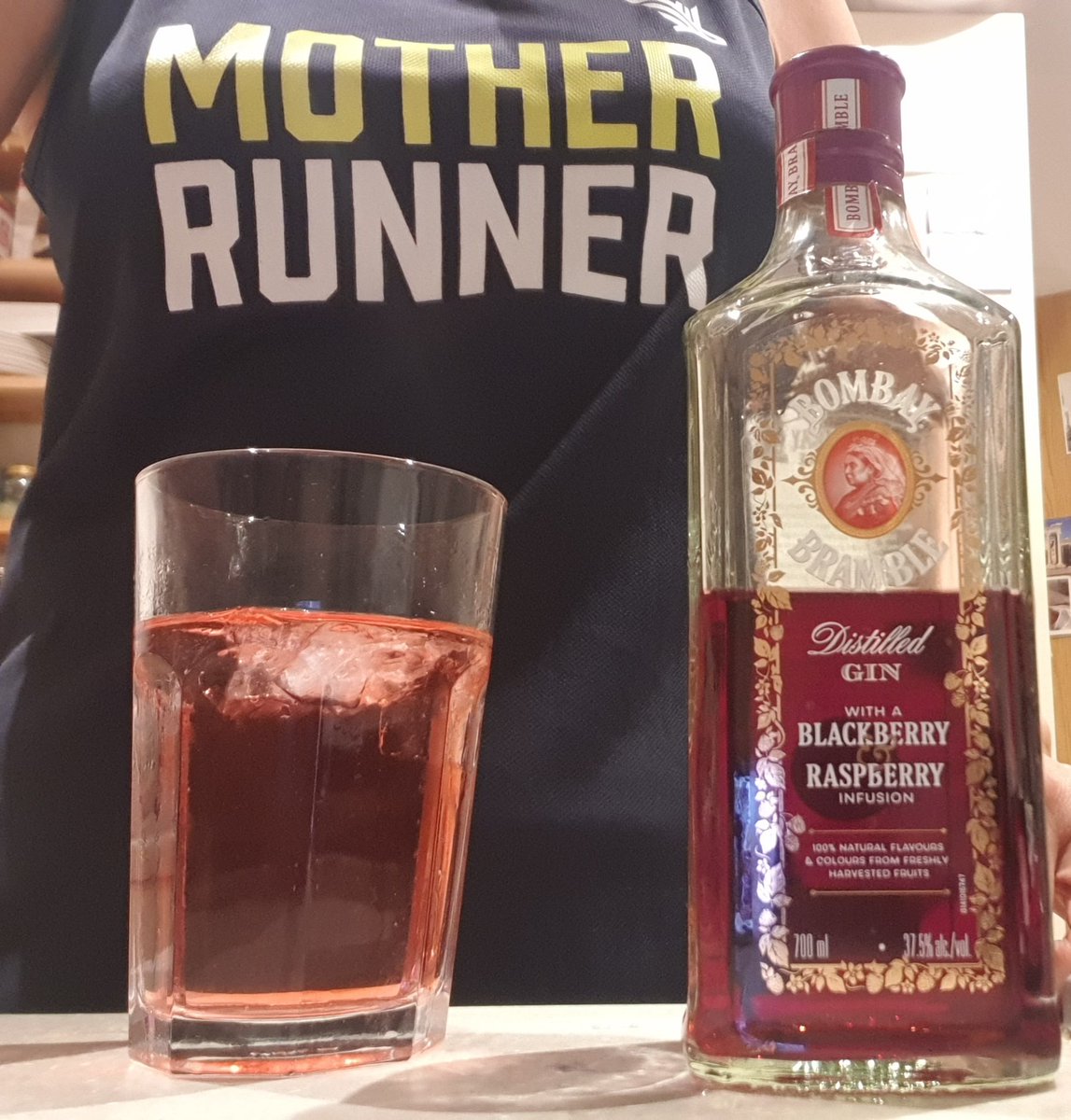 HelloMarie_Lou's tweet image. Ran 4k earlier this evening and now enjoying a g&amp;amp;t with @BombaySapphireB #BombayBramble. Getting my practice in for @SecretRuns Gin Run! #ThisMumRuns #BrambleGin #SecretGinRun #GinRun #RunFastDrinkGin