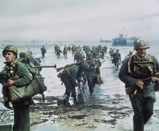 2/ 6 Juin 1944. Les Alliés ont débarqué en Normandie pour tenter d’ouvrir un nouveau front et libérer l’Europe du joug nazi. Après quelques heures de flottement, le commandement allemand comprend qu’il faut mobiliser toutes les divisions disponibles en France.
